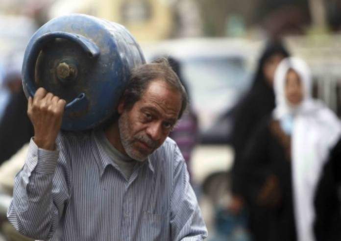 “الصحة” بغزة تحذر من كارثة صحية بسبب نقص غاز الطهي