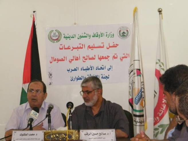 وزارة الأوقاف تسلم لجنة الإغاثة والطوارئ  140 ألف دولار