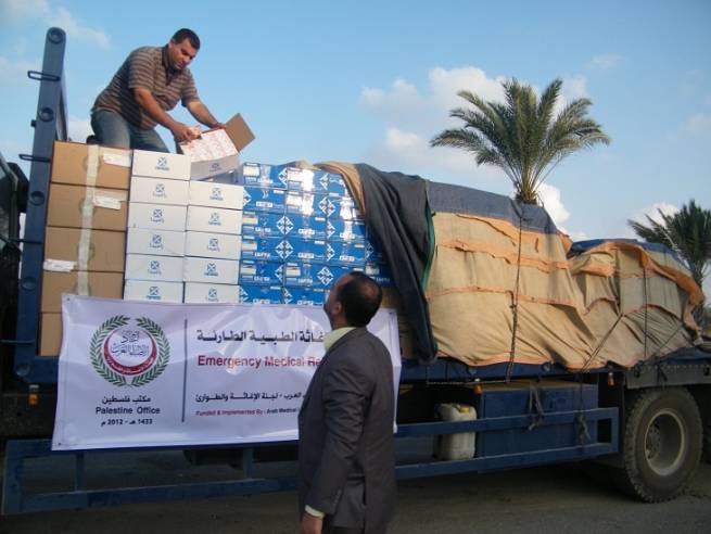 شحنة من محاليل غسيل الكلى تصل مستشفيات القطاع بدعم من إتحاد الأطباء العرب