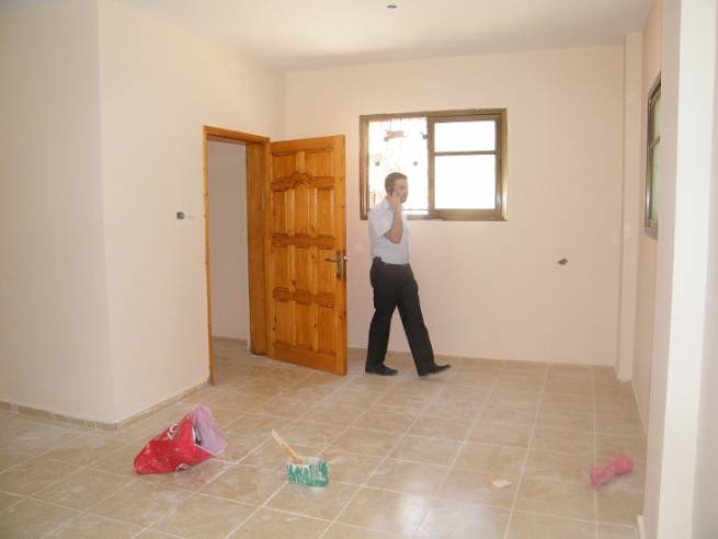 اتحاد الأطباء العرب يسلم وحدة سكنية لإحدى الأسر المتضررة من الحرب