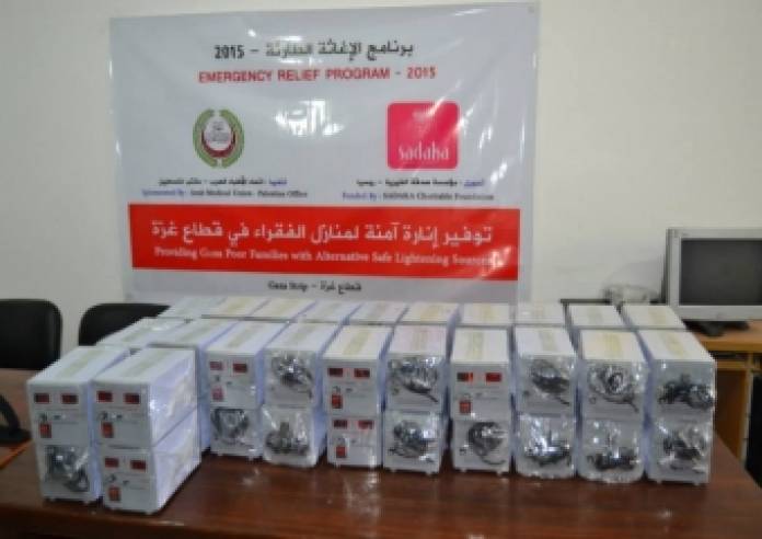 اتحاد الأطباء العرب يختتم مشروع الإنارة الآمنة لنحو 230 أسرة في قطاع غزة