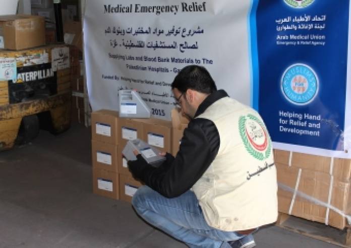 الأطباء العرب يزود مستشفيات قطاع غزة بمواد مختبرات وبنوك الدم