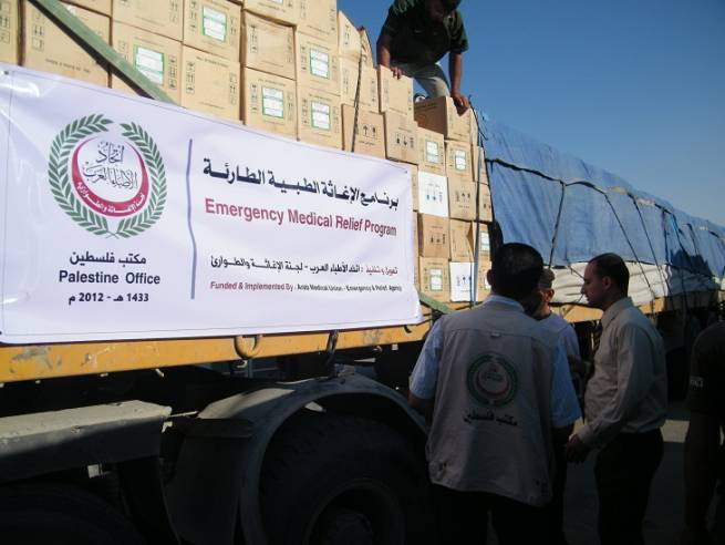 إدخال شحنة مساعدات طبية ومحاليل غسيل كلى لوزة الصحة الفلسطينية مقدمة من اتحاد الأطباء العرب