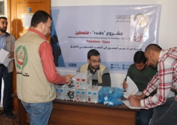 اتحاد الأطباء العرب يوفر الإنارة الآمنة لمنازل الأسر الفقيرة